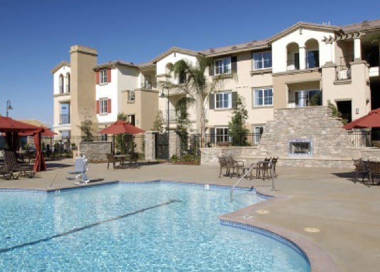 Apartment with swimming pool in Sacramento, California